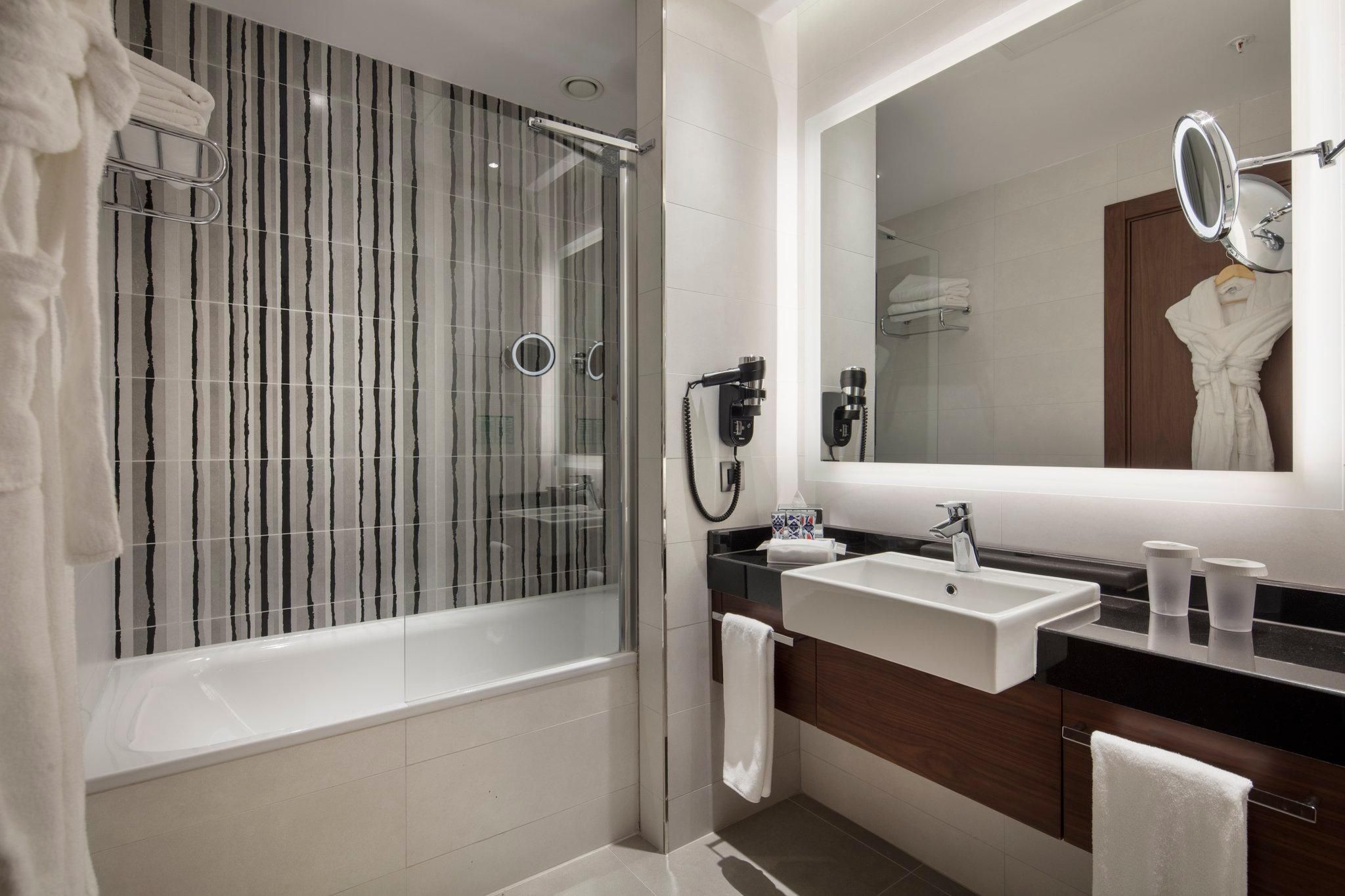 1 King Bed Suite Sea View
