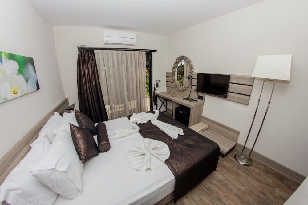 Deluxe Double Room, 1 Queen Bed, Partial Sea View