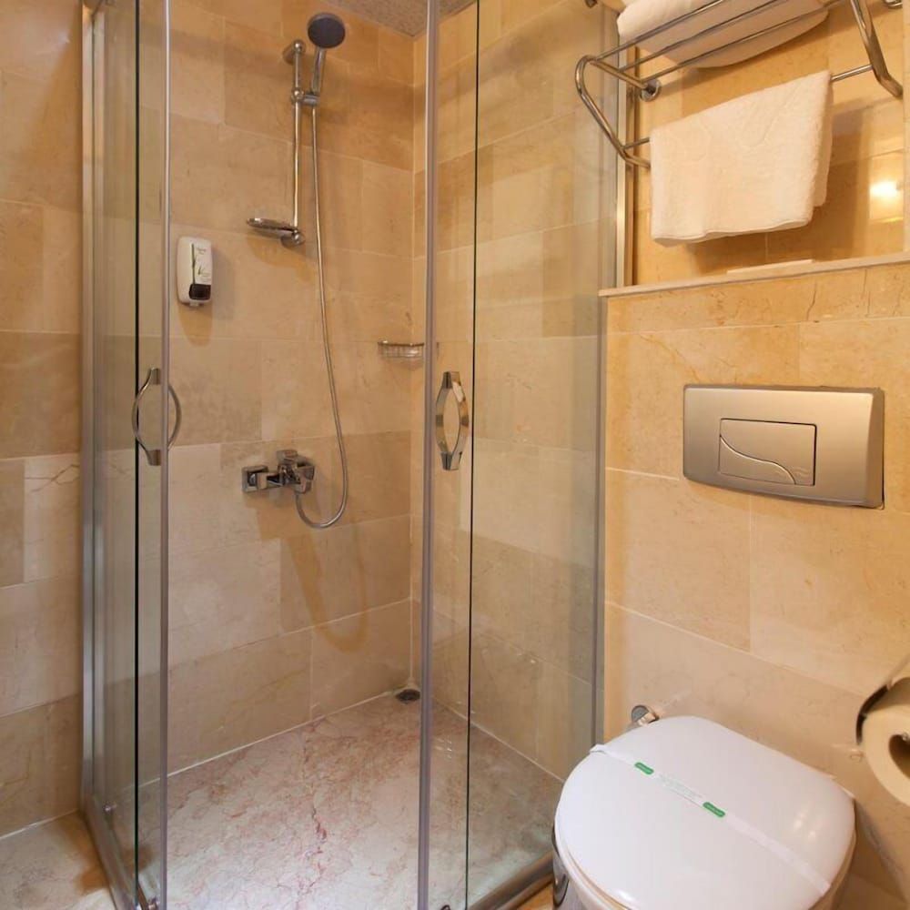 Alrazi Hotel Standard Room 12