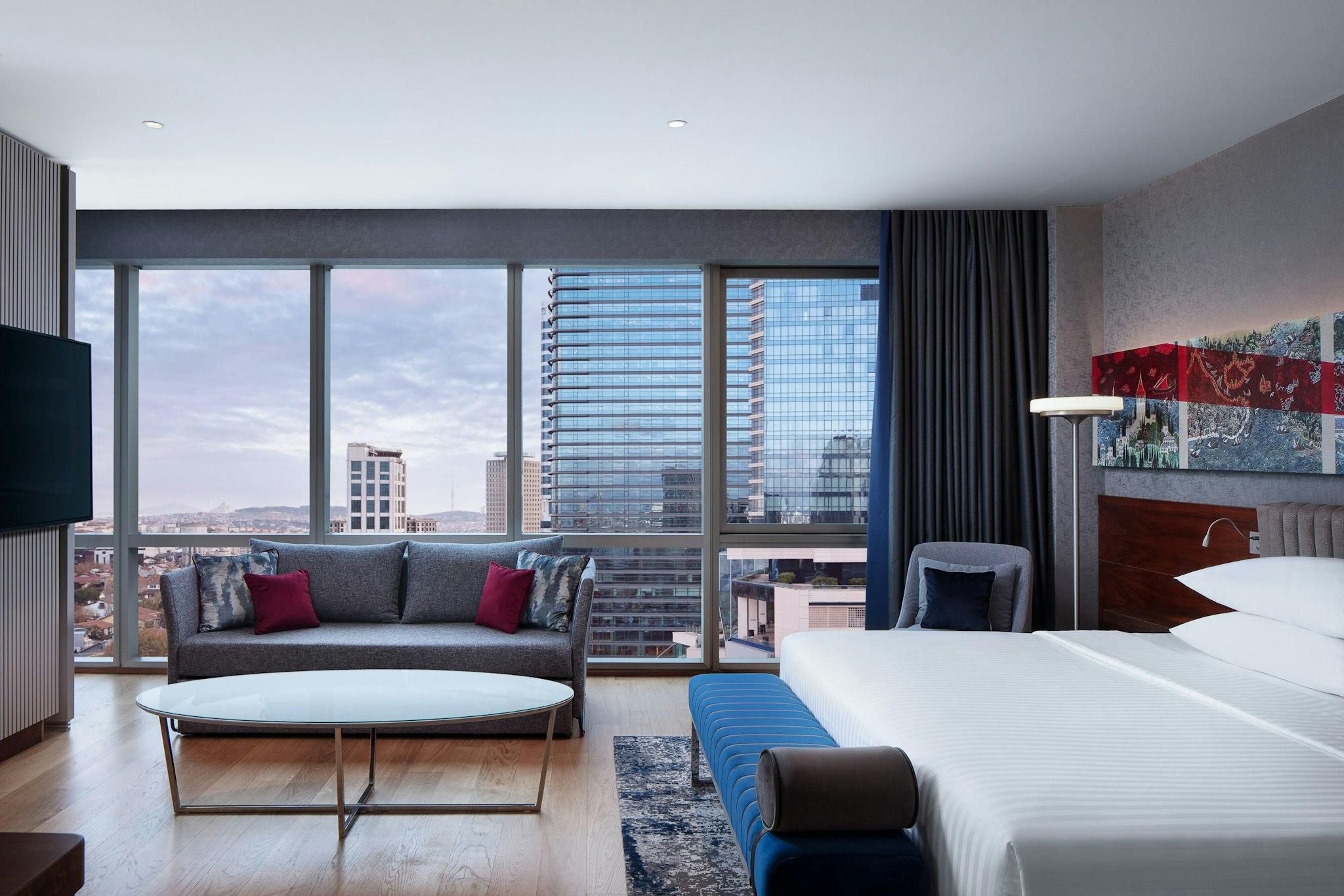 Corner Deluxe, Club lounge access, Guest room, 1 King, Sofa bed, City view, Corner room
