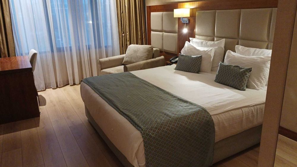 1 Double Bed, 1 Single Bed