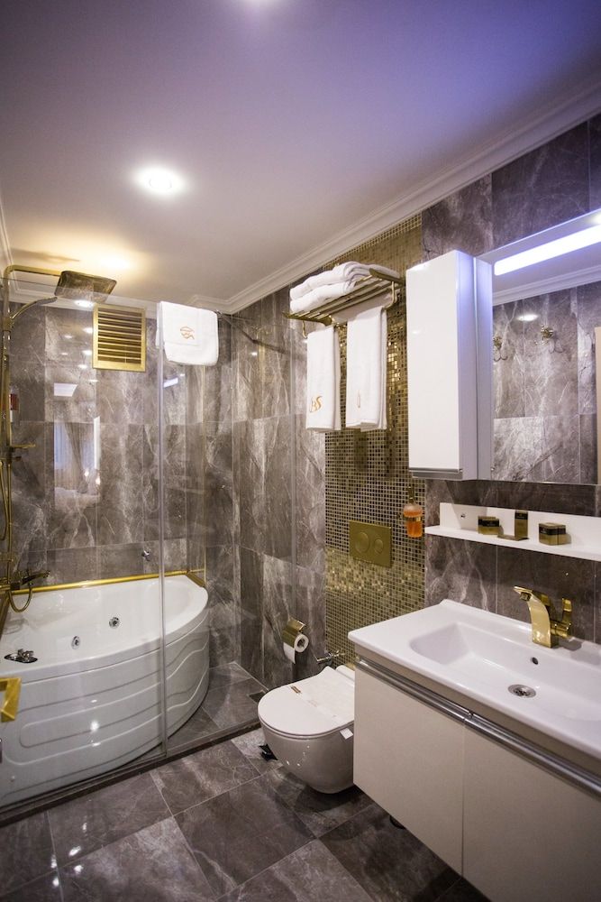 Bonne Sante Hotel Deluxe Double Room 6