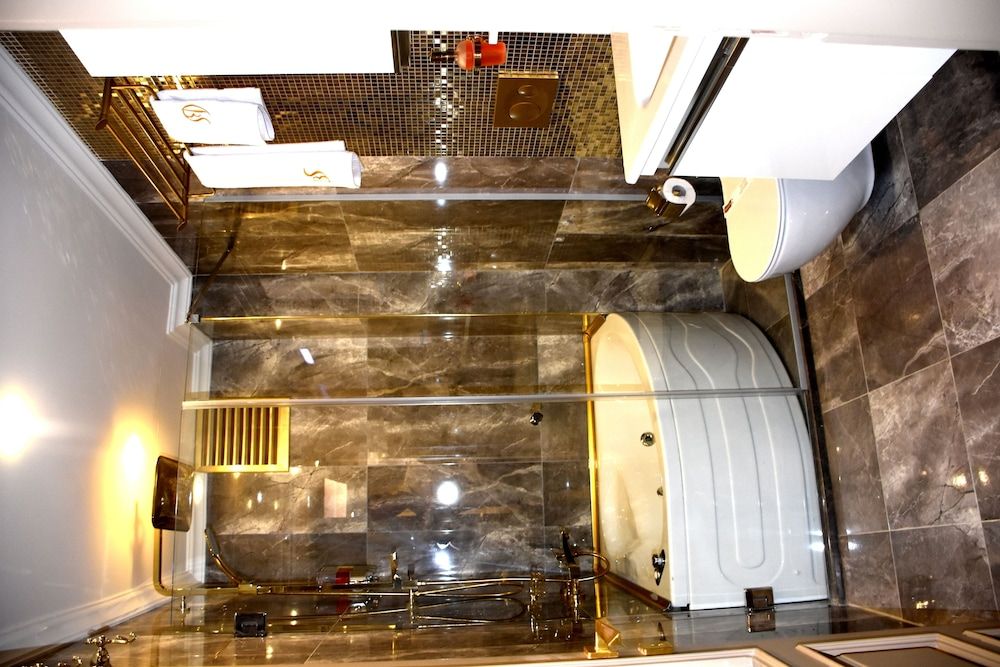 Bonne Sante Hotel Deluxe Double Room 7