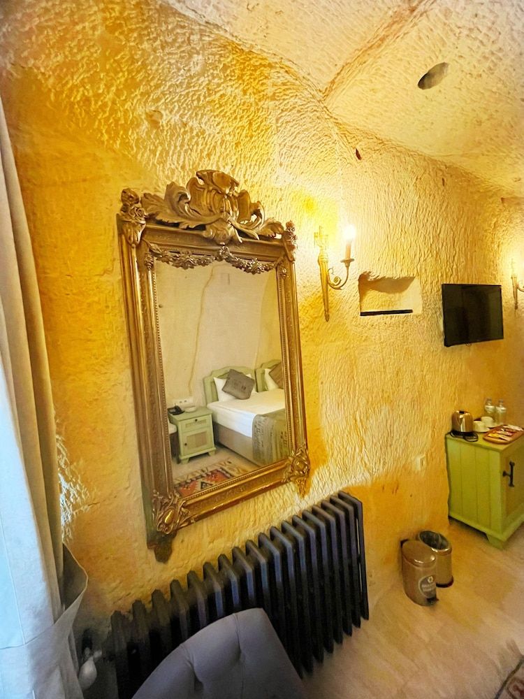 Acropolis Cave Suite Standard Cave Room 9