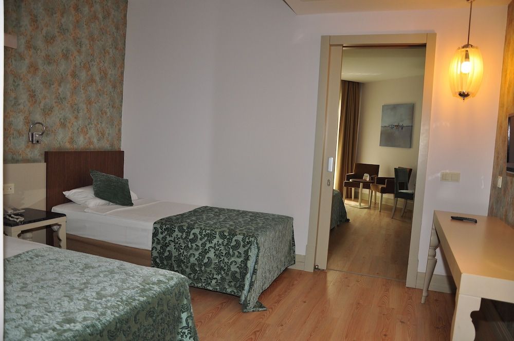 Port Side Resort - All Inclusive Family Room 6