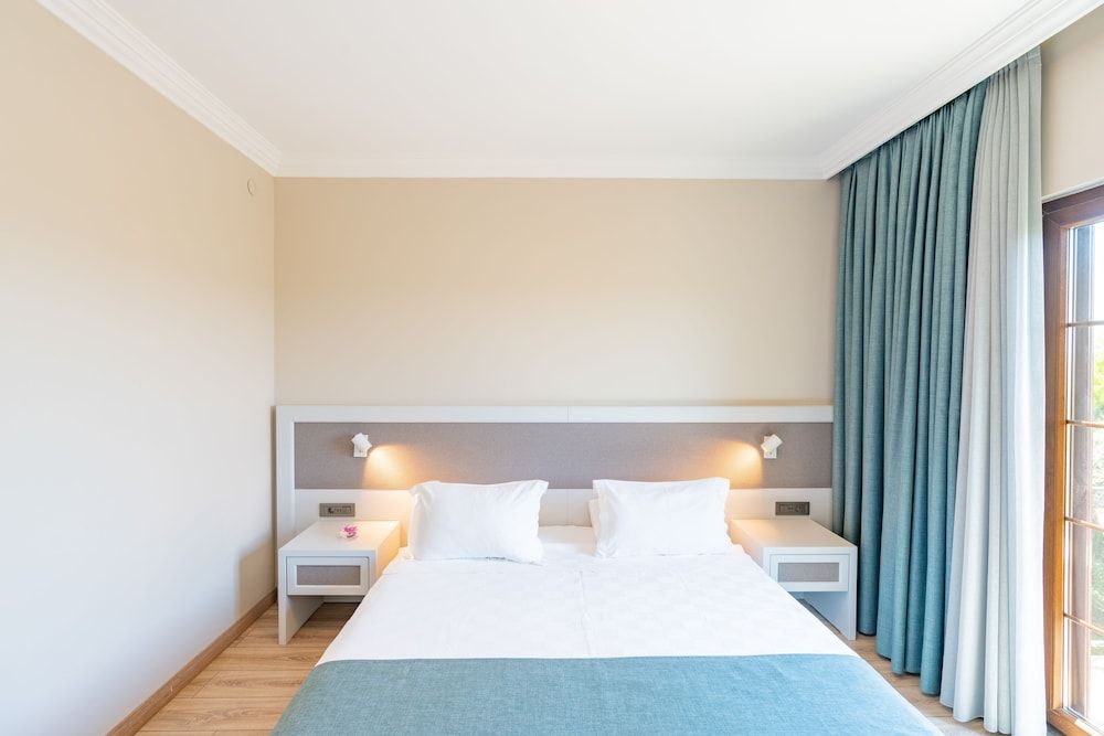 Deluxe, Double or Twin, Garden View, Balcony