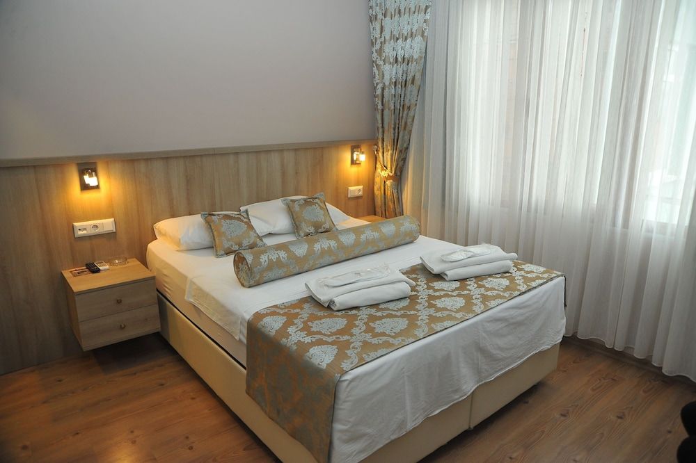 Standard Double Room, Partial Sea View