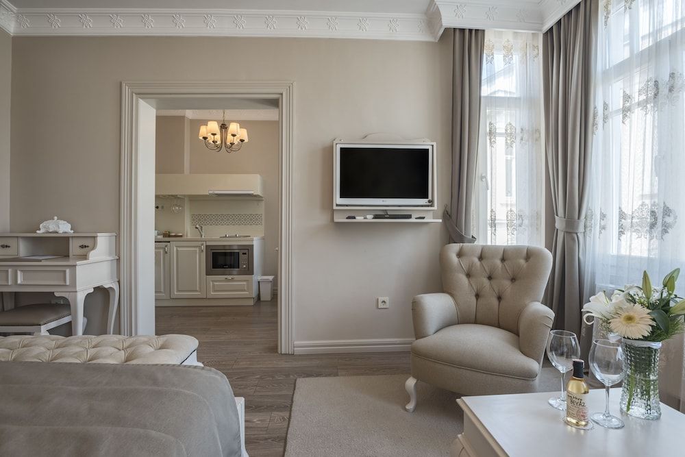 Louis Appartements Galata Deluxe Suite 8