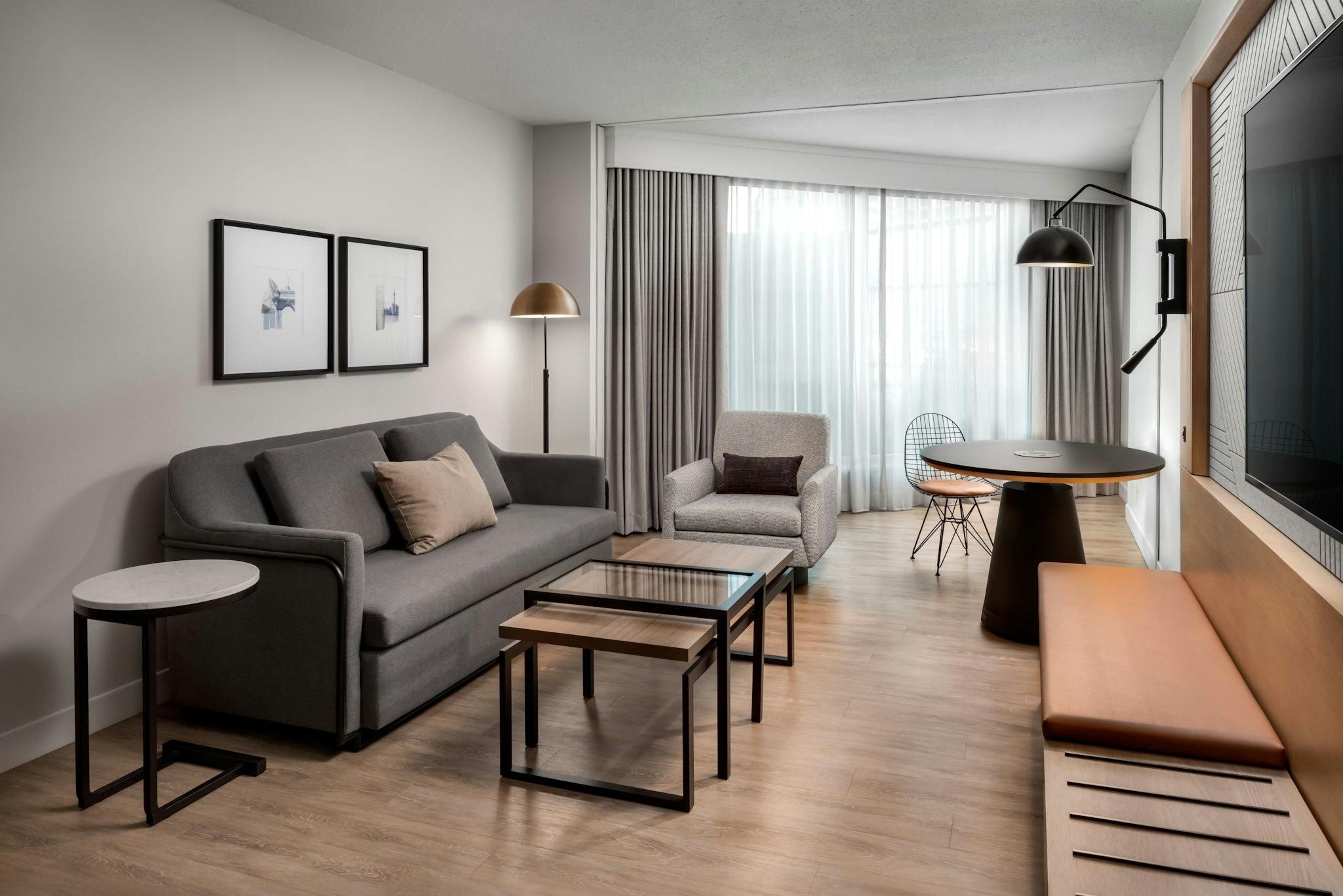 Large Studio, Club lounge access, Studio, 1 King, Sofa bed