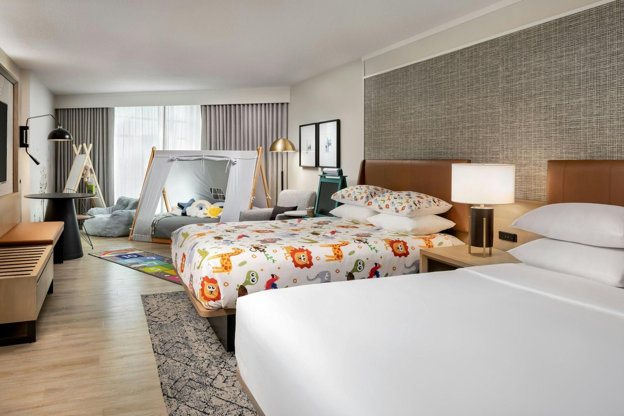 Family Premium, Club lounge access, Guest room, 2 Queen