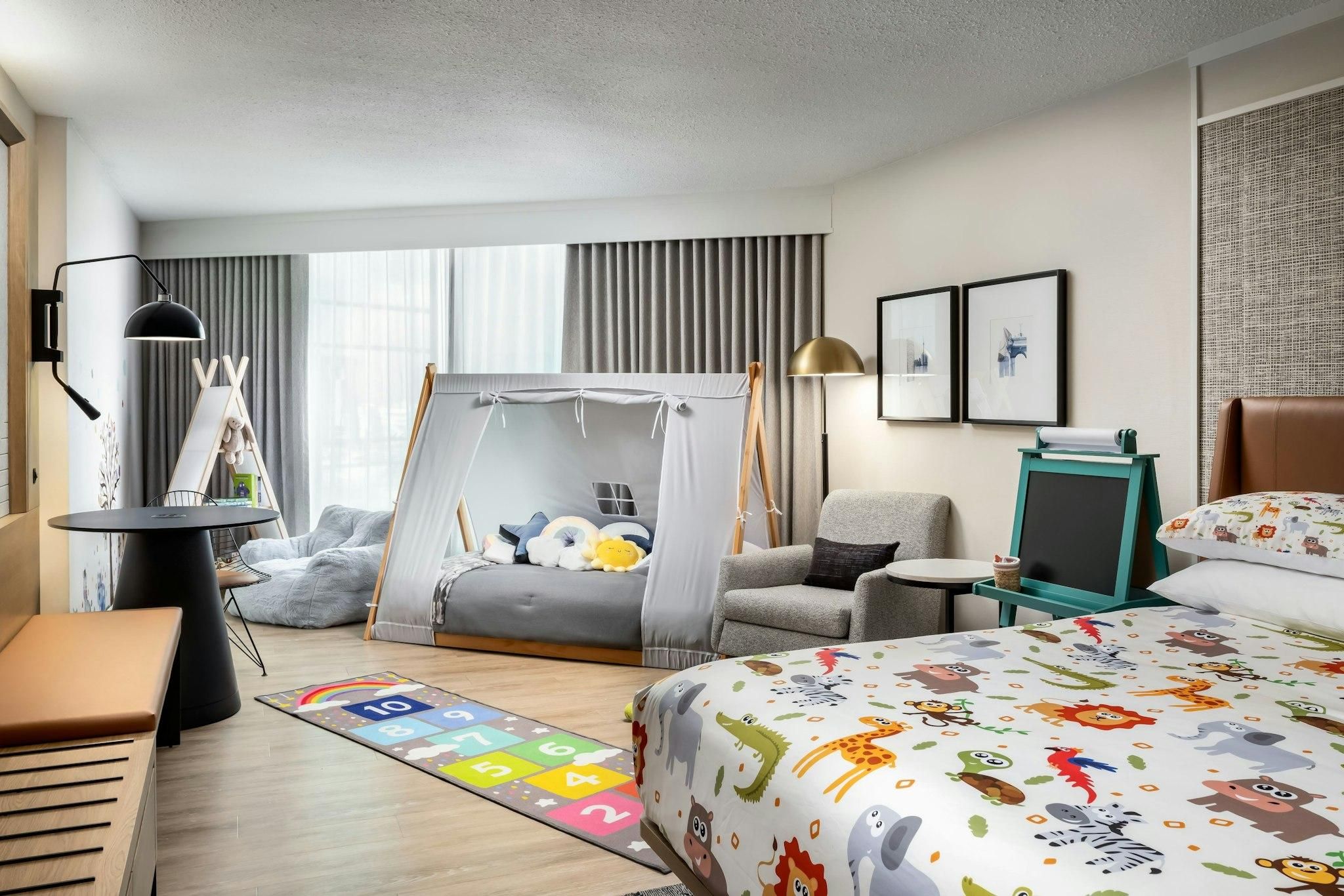 Family Premium, Club lounge access, Guest room, 2 Queen