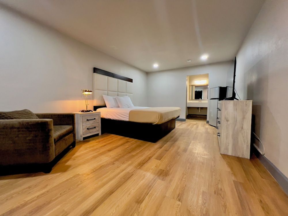 Economy Room, 1 King Bed, Non Smoking