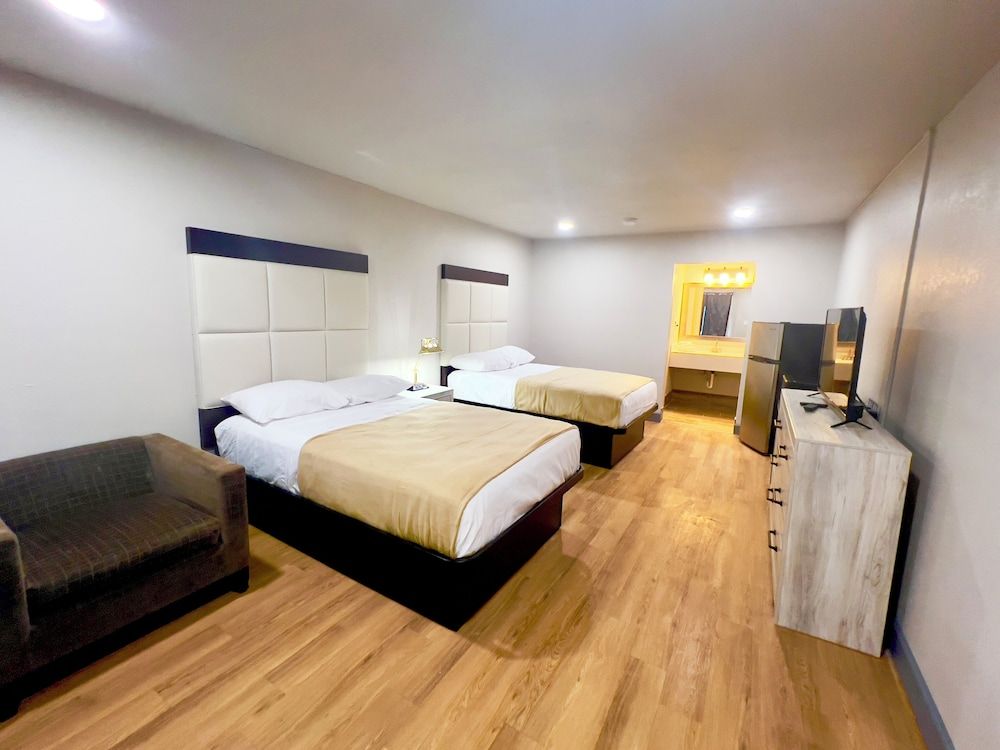 Economy Room, 2 Queen Beds, Non Smoking