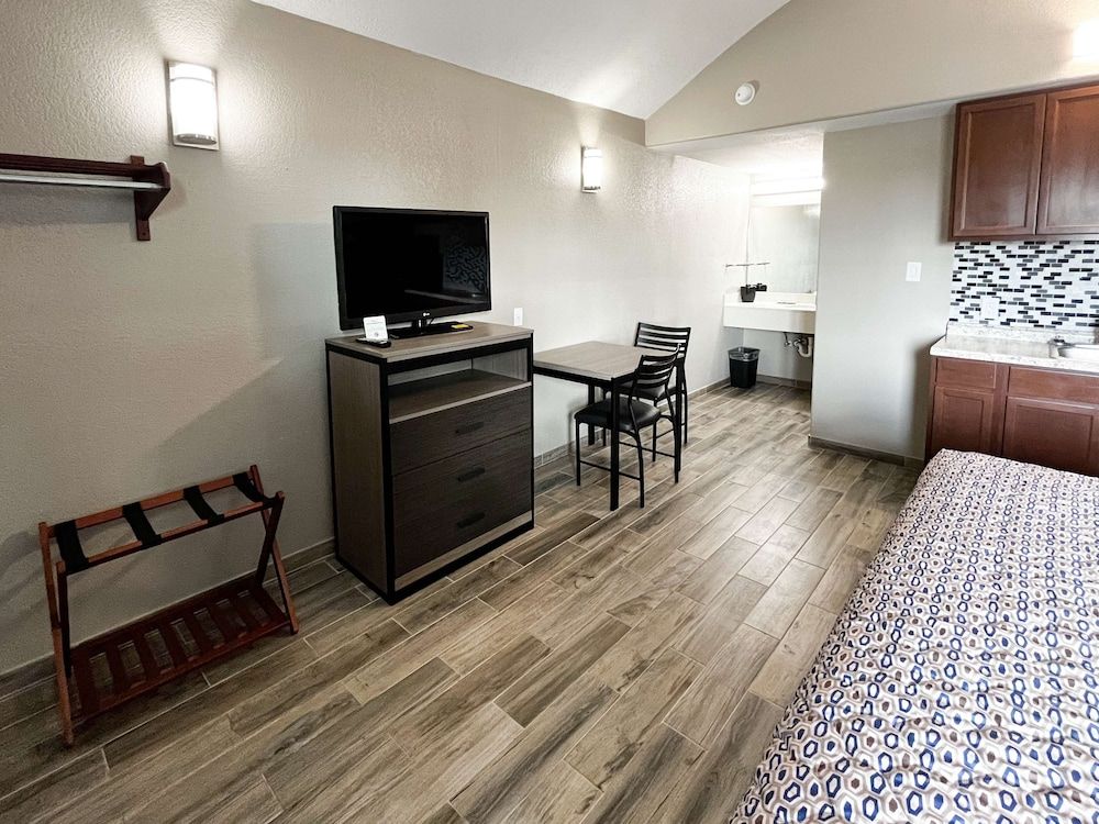 Blue Wave Inn Standard Room, 1 King Bed, Non Smoking, Kitchenette 6