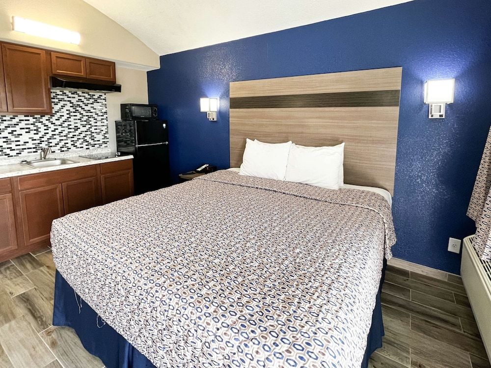 Blue Wave Inn Standard Room, 1 King Bed, Non Smoking, Kitchenette 2