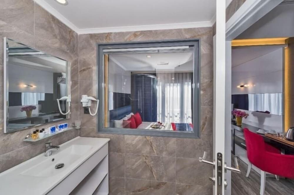 Inntel Hotel Istanbul Standard Double Room 10
