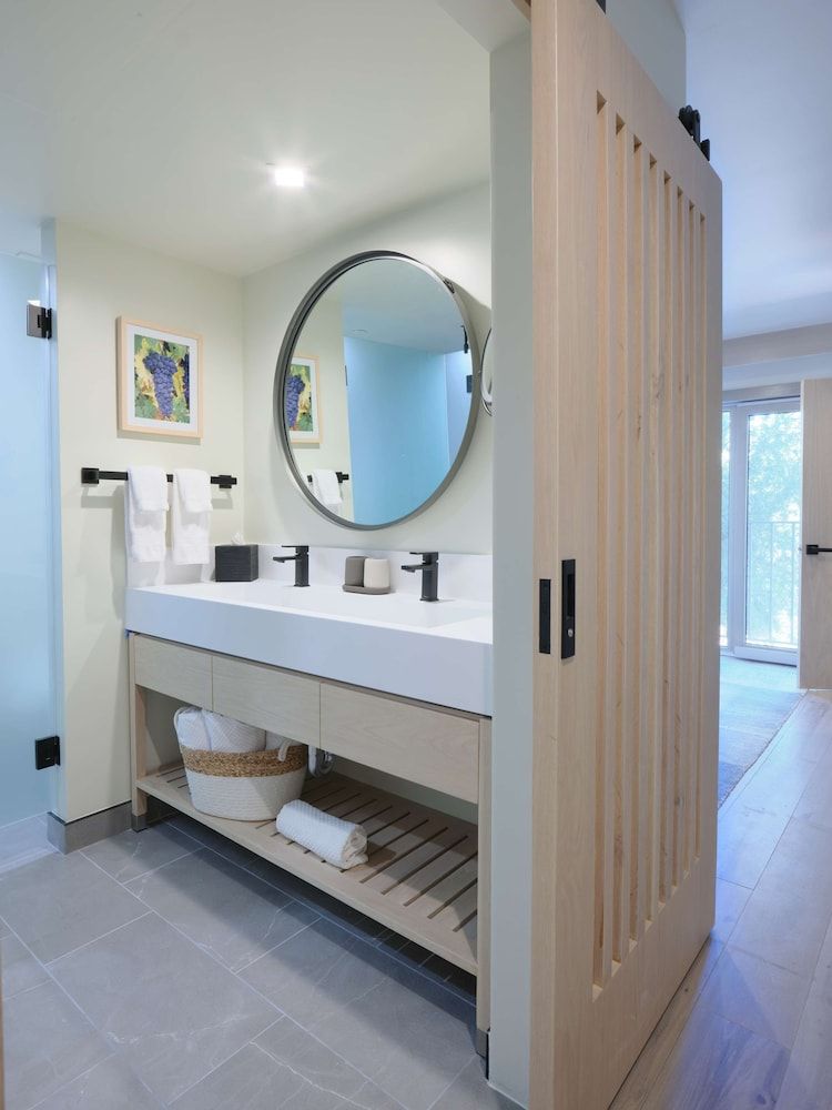 Luxury Suite, 1 King Bed, Bathtub (Patio Suite)