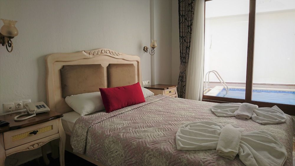 Deluxe Triple Room, 1 Double Bed, Pool Access