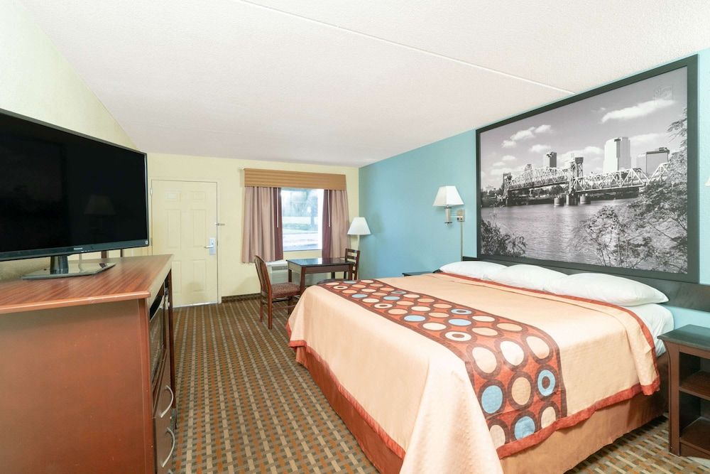 Standard Room, 1 King Bed, Smoking, Refrigerator & Microwave