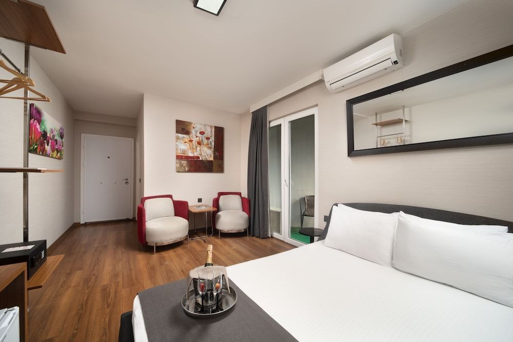 Nish Suite Atasehir Deluxe Studio, 1 Bedroom, Balcony 4