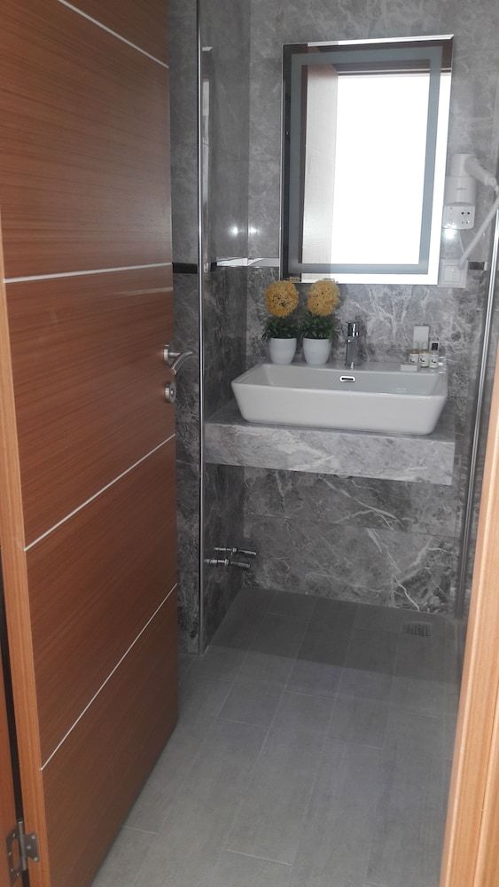 Exelans Hotel Standard Double or Twin Room, City View 9