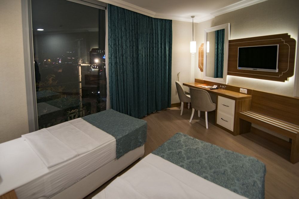 Exelans Hotel Standard Double or Twin Room, City View 7