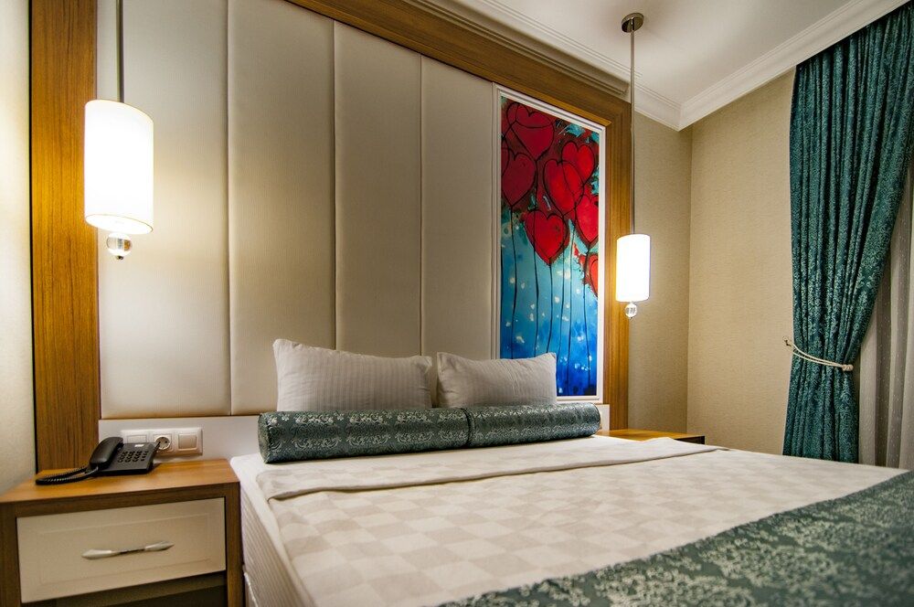 Exelans Hotel Standard Double or Twin Room, City View 5