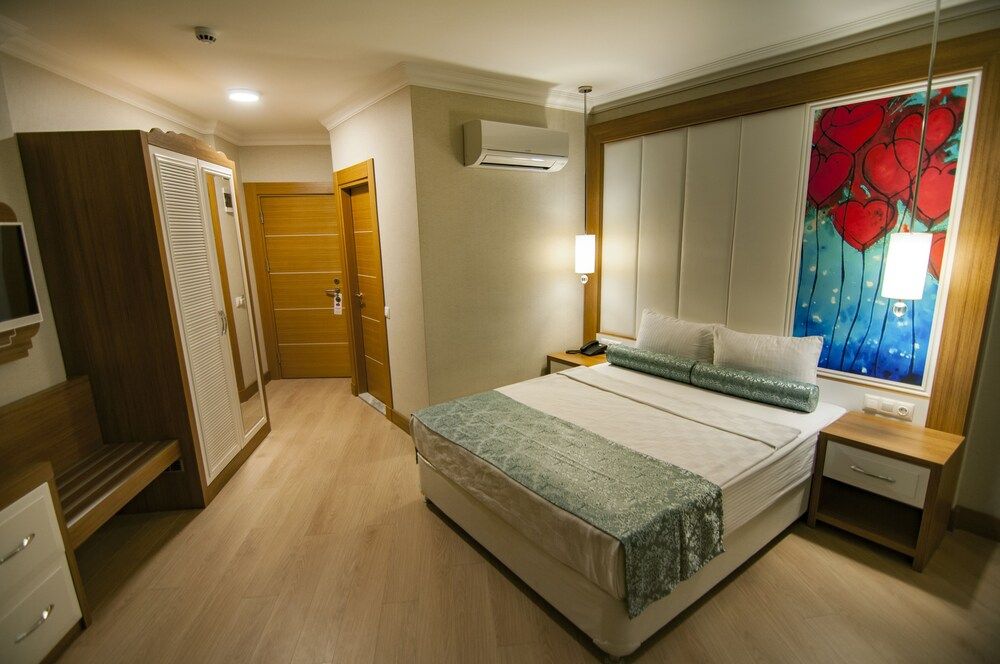 Exelans Hotel Standard Double or Twin Room, City View 3