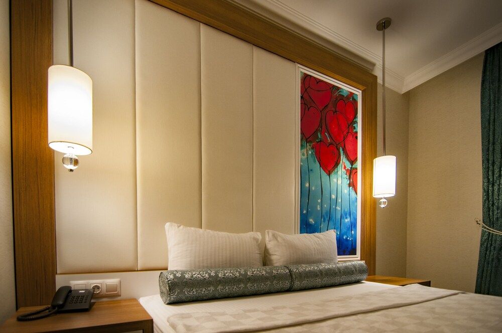 Exelans Hotel Standard Double or Twin Room, City View 4