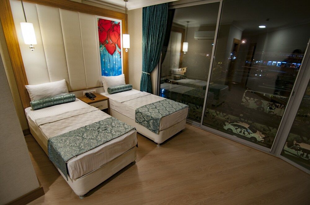 Exelans Hotel Standard Double or Twin Room, City View 6
