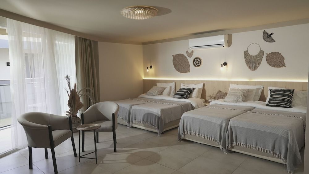 QUAD ROOM
