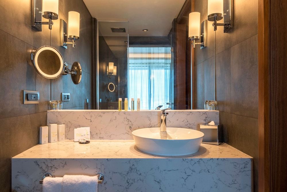 Golden Tulip Istanbul Bayrampasa Superior Room, 1 Queen Bed, City View 4