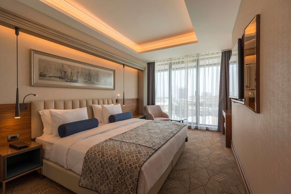 Suite, 1 King Bed, City View