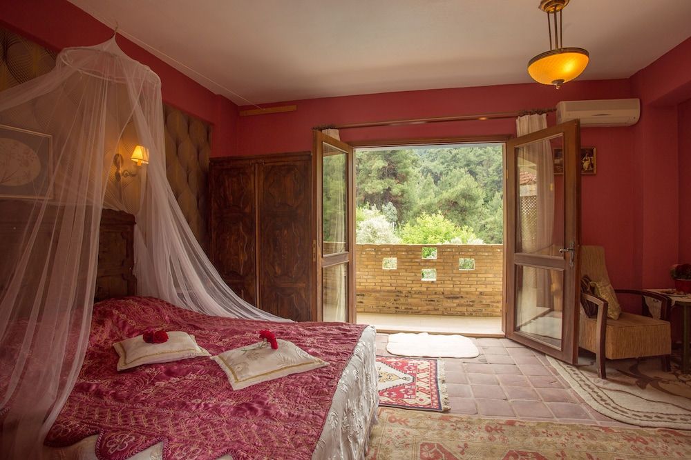 Honeymoon Suite, Mountain View
