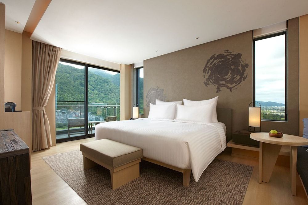 Mu Jiao Xi Hotel Twilight Deluxe Patio Room (Main building, 1 king) 3