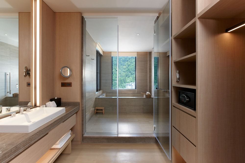 Mu Jiao Xi Hotel Twilight Deluxe Patio Room (Main building, 1 king) 5