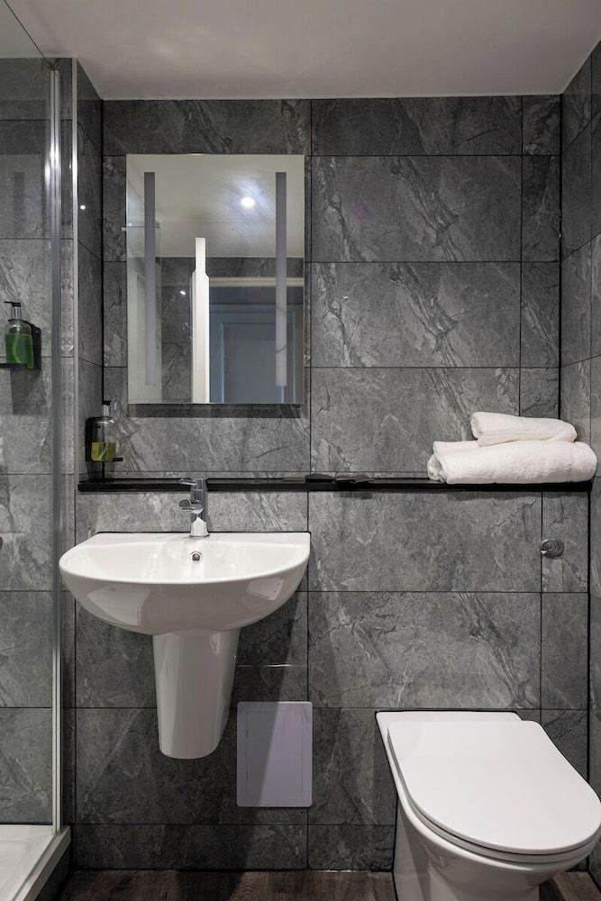 Whately Hall Superior Triple Room 5