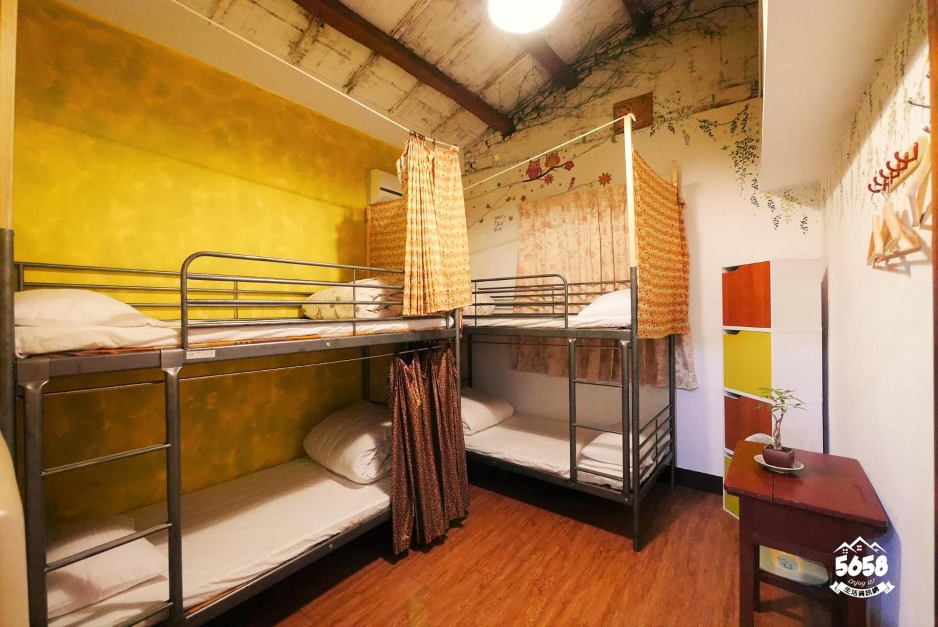 Bunk Bed Room (Shared Bathroom)