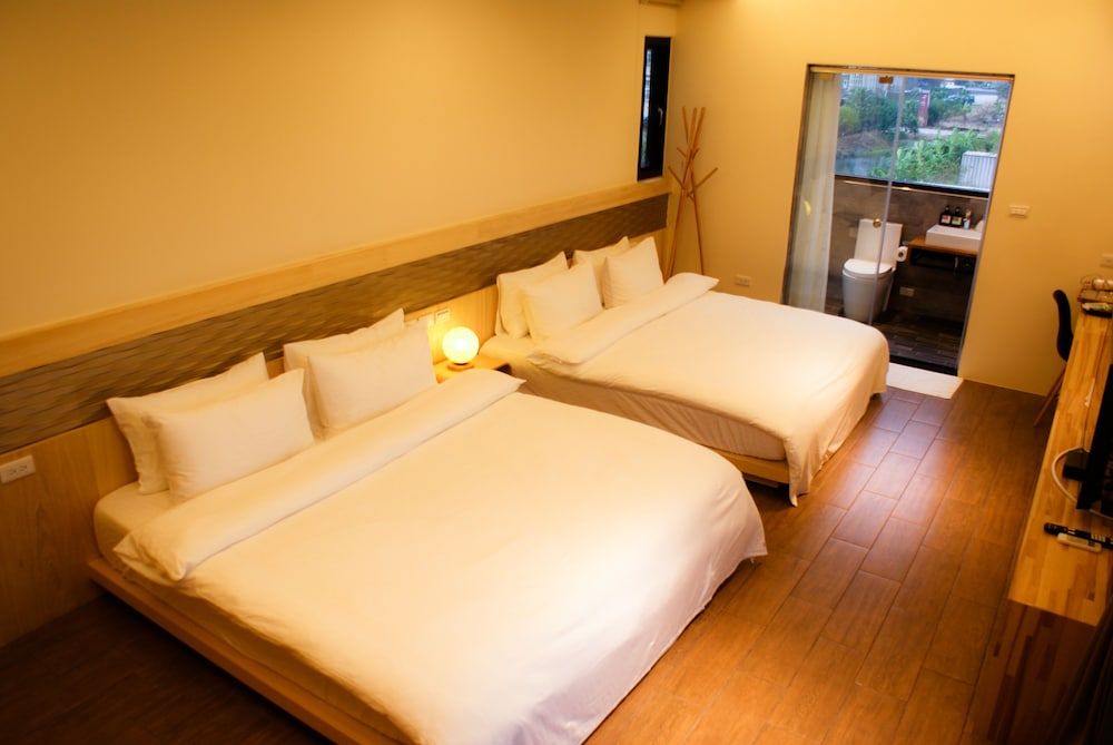 Sunny Stream Villa Comfort Quadruple Room, Bathtub 4