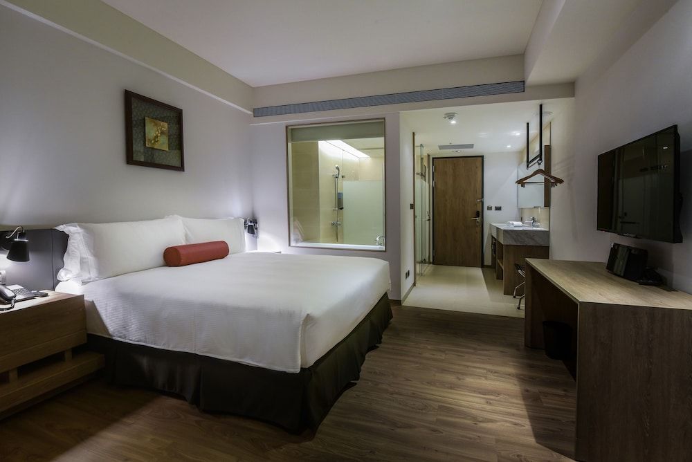 Deluxe Room (King)