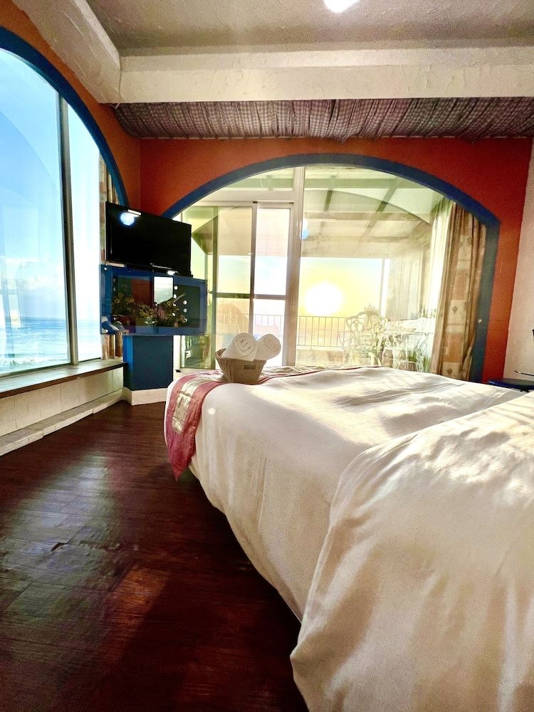 Ming-Jun Holiday Inn Standard Double Room, Sea Facing 4