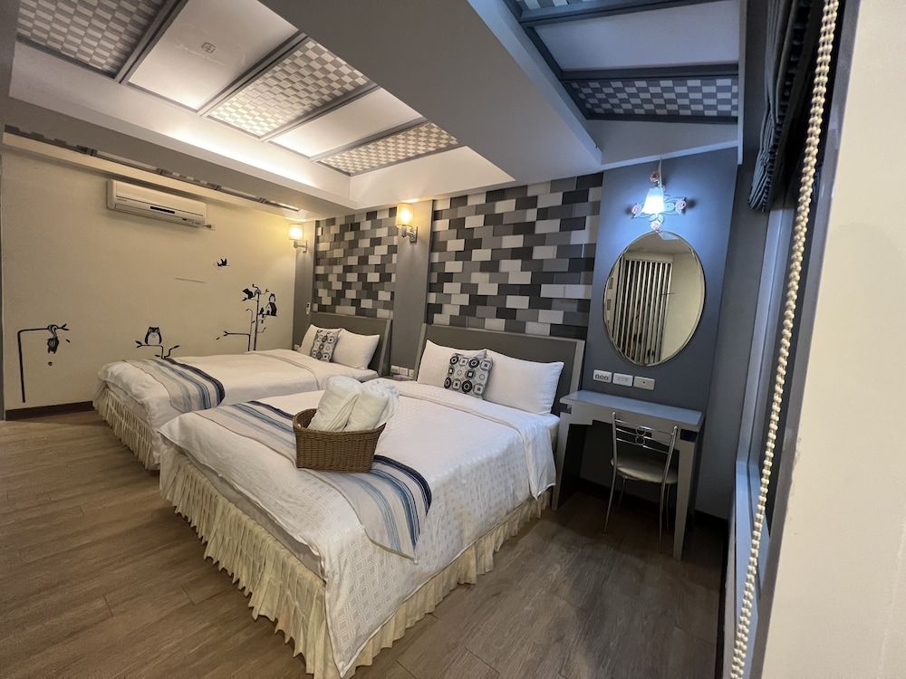 Ming-Jun Holiday Inn Standard Quadruple Room, No Windows 2