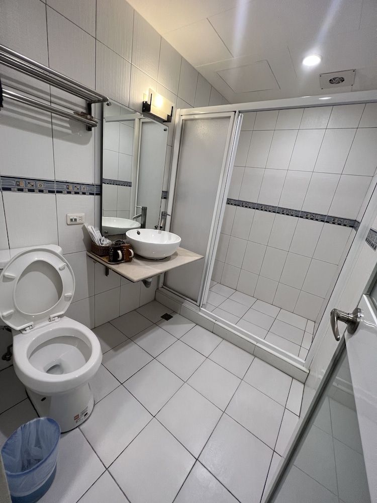 Ming-Jun Holiday Inn Standard Quadruple Room, No Windows 4