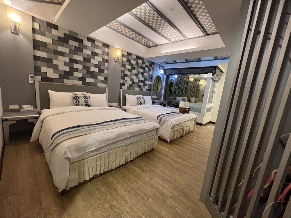 Ming-Jun Holiday Inn Standard Quadruple Room, No Windows