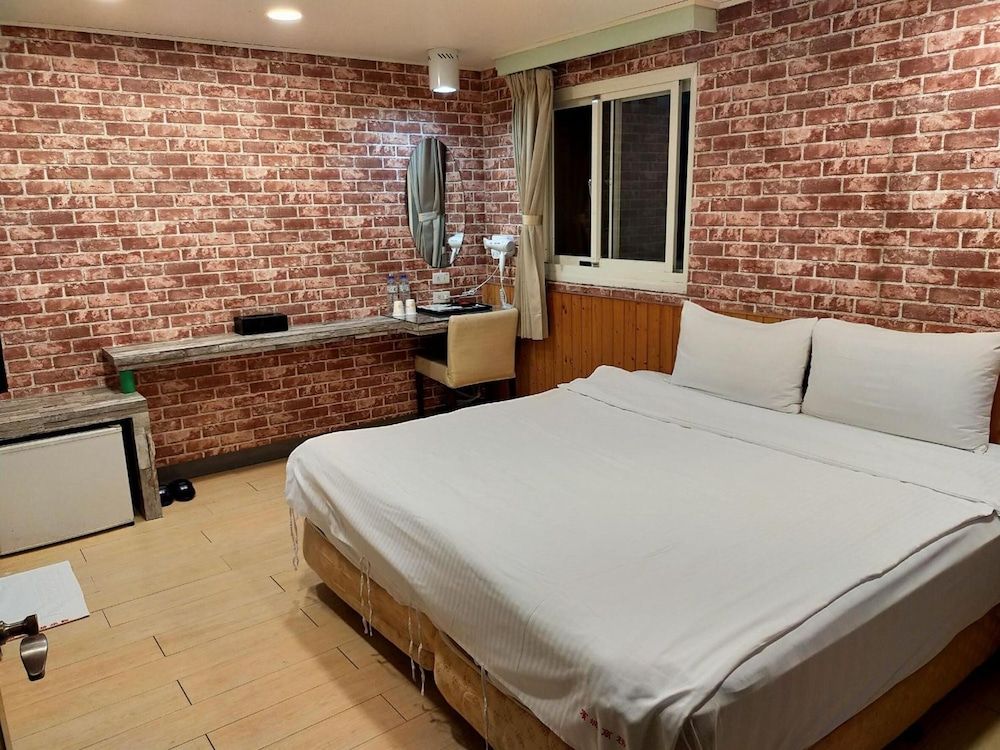 Bin City Hotel Deluxe Double Room 4