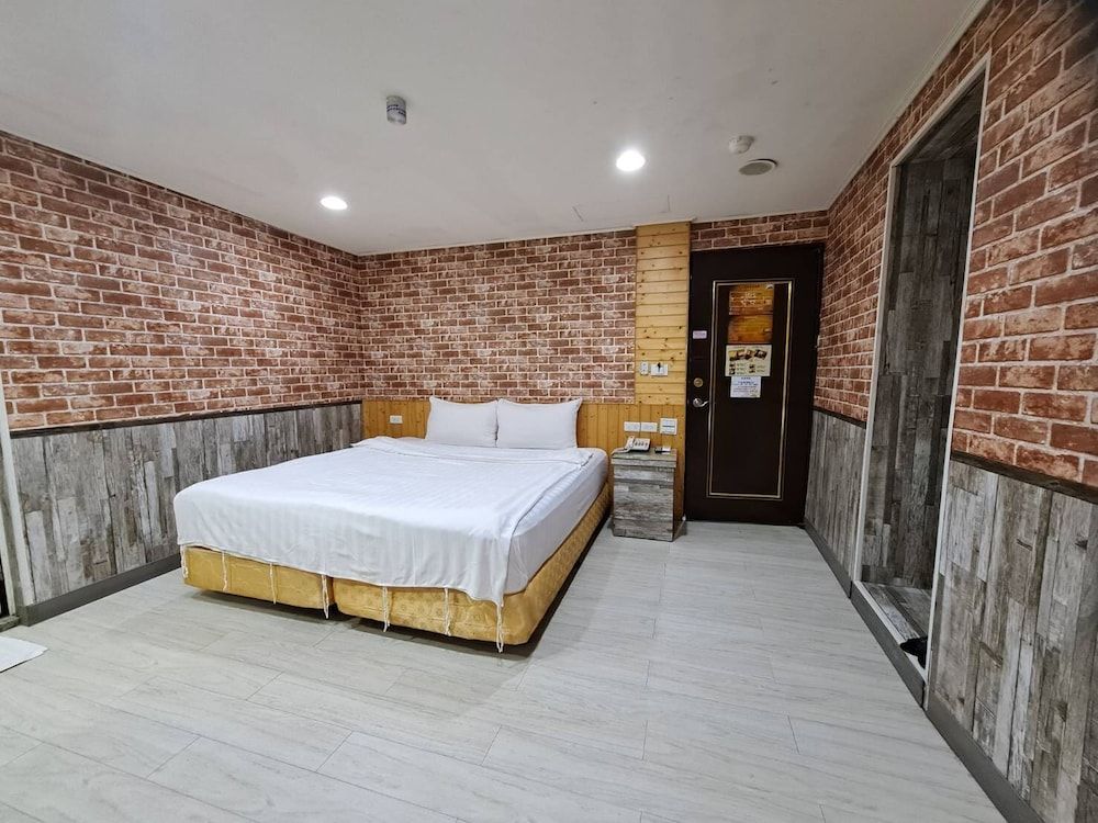 Bin City Hotel Deluxe Double Room 5