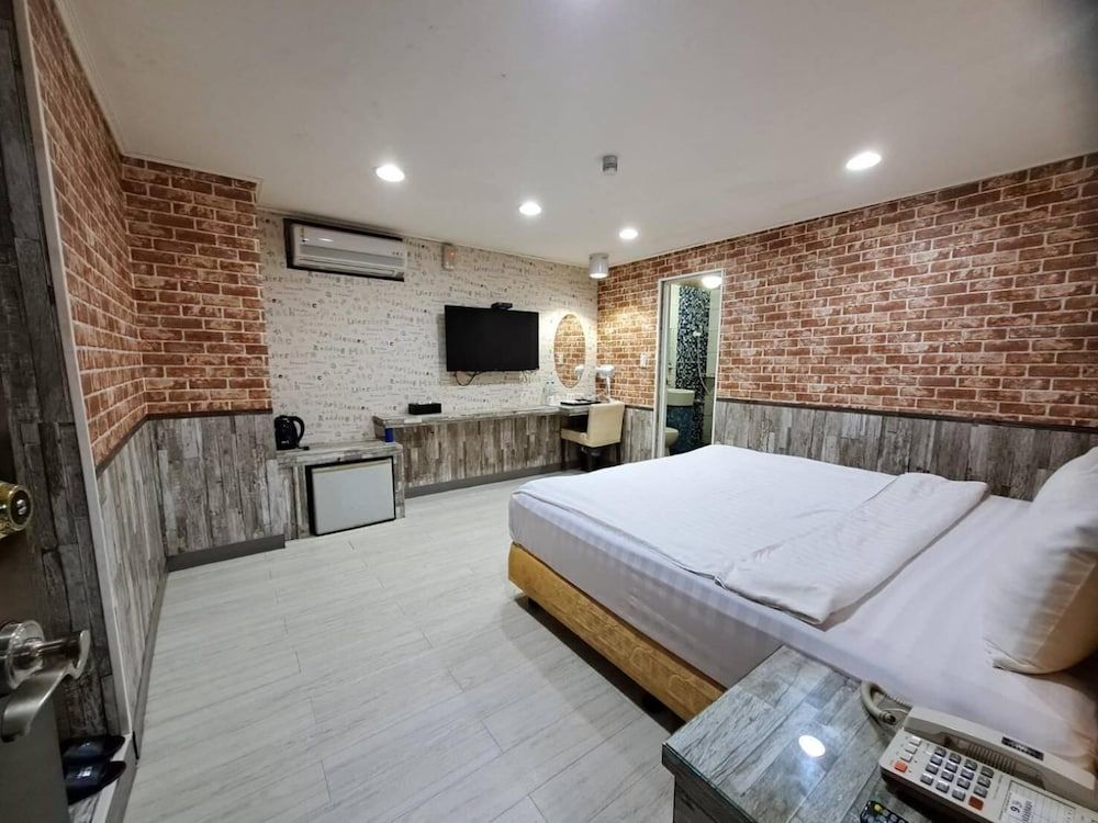 Bin City Hotel Deluxe Double Room 3