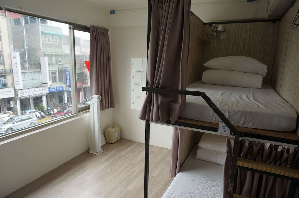 Corner Hostel & Cafe