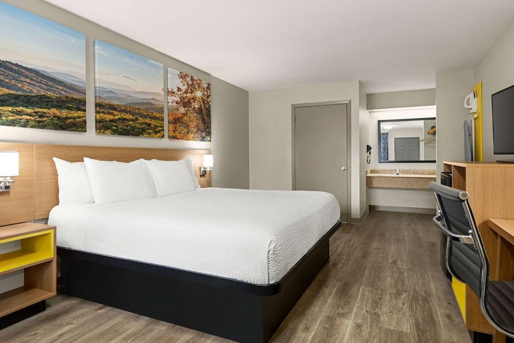 Room, 1 King Bed, Accessible, Smoking