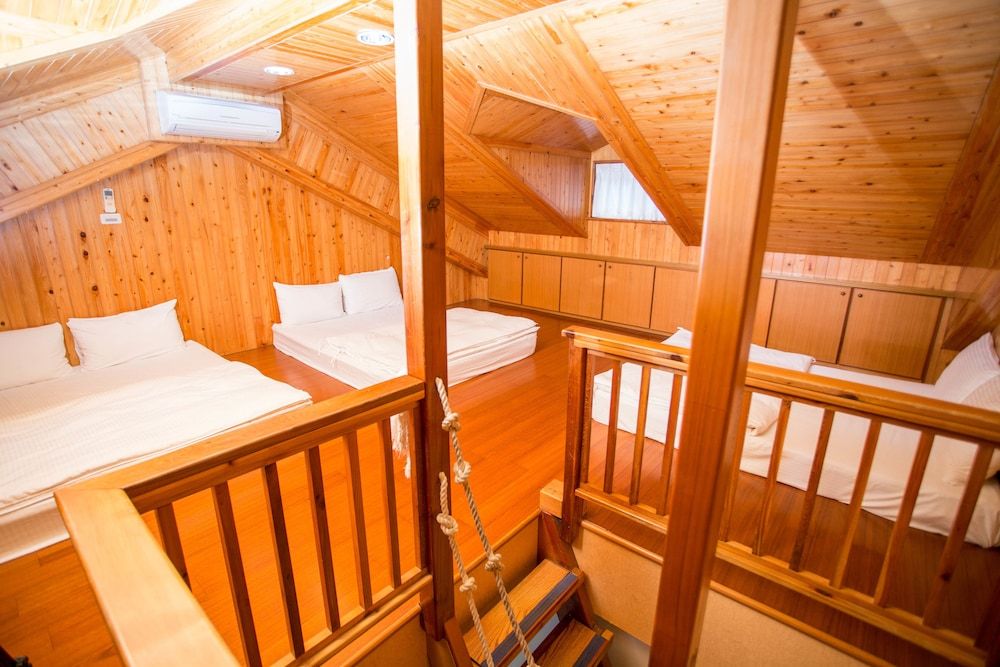 Dong Shan He B&B Family Room (6 Mezzanine) 4